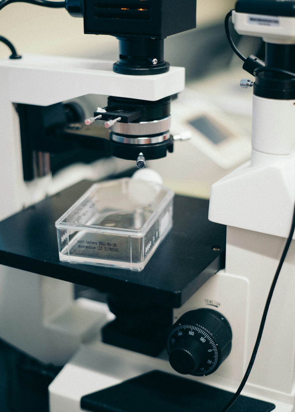 Mikroskop z kolbą hodowlaną w laboratorium.